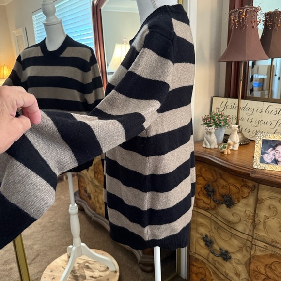 Magaschoni Men's Black and Cream 100% Cashmere Knit Sweater - Picture 5 of 7